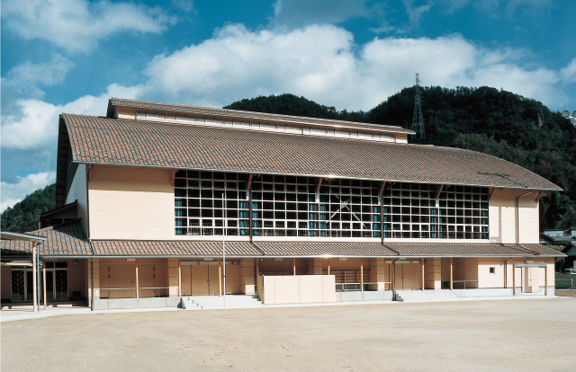 上麻生中学校体育館（岐阜県）　設計/大建設計株式会社